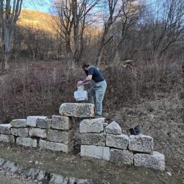 Bustul lui Zamolxis veghează Cetatea Băniței la Peștera Bolii