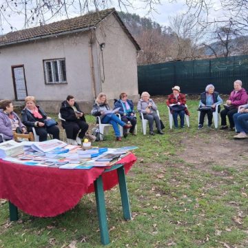 Ateliere artizanale de împistrit ouă la Expoziția de Istorie Locală și Etnografie Brad