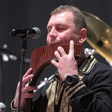 Florii cu acorduri de nai la Biblioteca municipală din Petroșani