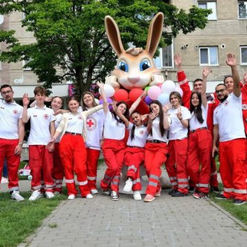 Ateliere de creație pentru copii la Vulcan, cu voluntarii Crucii Roșii, înaintea sărbătorilor pascale