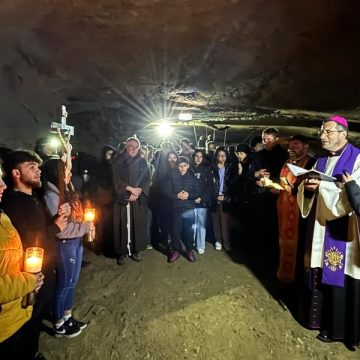 Sute de catolici au urmat ”Calea Crucii” în Peștera Bolii
