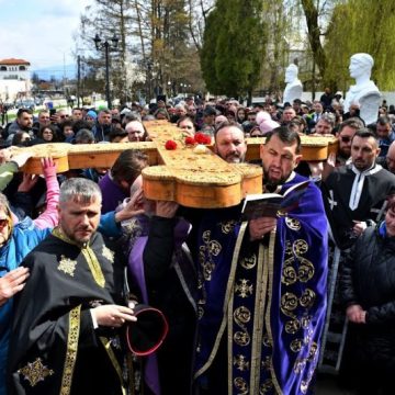 Pelerini pe ”Drumul Crucii” la Lupeni, spre Straja, în Vinerea Mare