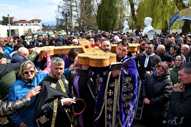 DSC_4001fs Pelerini pe ”Drumul Crucii” la Lupeni, spre Straja, în Vinerea Mare