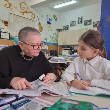 De 10 ani, Centrele Generații sunt un model în educația intergenerațională:  seniorii devin mentori pentru copiii în risc educațional