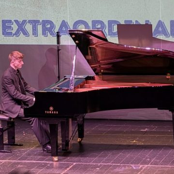 Pianistul Fabiani Prcsina, aplaudat, premiat și onorat la remarcabilul său concert de la Petroșani