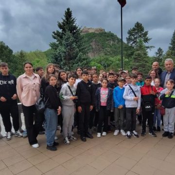 Costel Avram a fost vizitat la sediul CJH de copii din comuna sa natală Miroslăvești