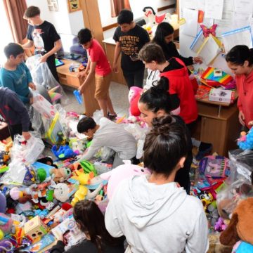 Daruri pentru copiii din centrele de plasament din județul Hunedoara, prin campania „O jucărie pentru fiecare!” a Bibliotecii județene „Ovid Densușianu”