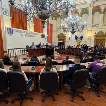 Educația financiară, premiată la Consiliul Județean Hunedoara