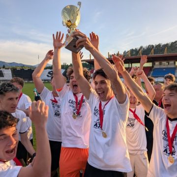 Tinerii fotbaliști de la Jiul Petroșani sunt campioni ai județului Hunedoara!