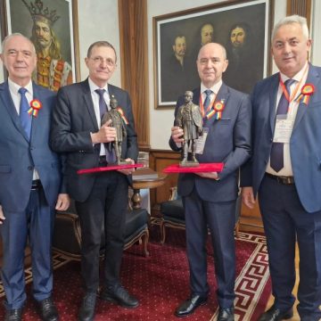 Președintele Academiei Române, Ioan Aurel Pop și reputatul istoric Ioan Bolovan, membru corespondent al Academiei Române au fost distinși cu titlul de „Cetățean de onoare al județului Hunedoara”