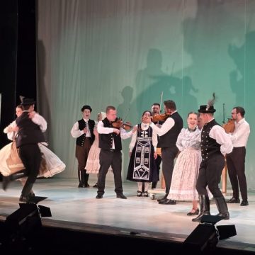 ”Zilele Maghiare în Valea Jiului” au debutat în pași de dans la Petroșani