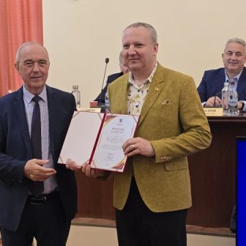 Diplomă de apreciere conferită în plenul Consiliului județean managerului Bibliotecii județene „Ovid Densușianu” Hunedoara-Deva