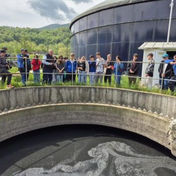 „Strigătul tăcut al schimbărilor climatice” analizat de elevi din Petroșani la Stația de epurare a apelor uzate de la Dănuțoni