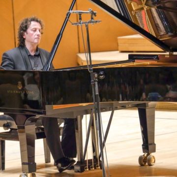 După 15 ani de peripluri muzicale prin România „Pianul Călător” va fi sărbătorit la Deva