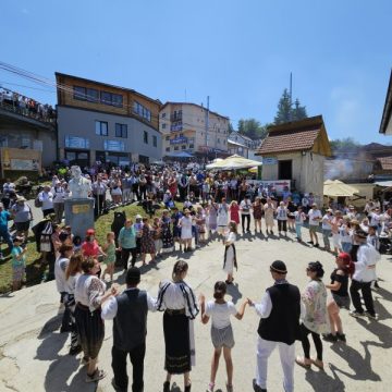 Momârlani, orășeni și turiști, în ie cu veselie, la „Nedeia de Sânziene”, sărbătoarea sărbătorilor de la Straja!