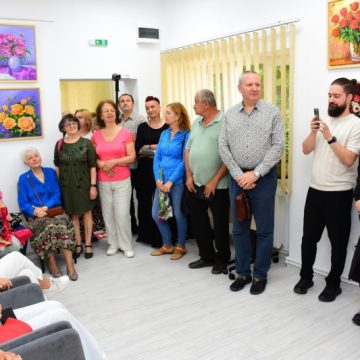 Curcubeul culorilor de suflet ale Luciei Mîrza, într-o nouă expoziție de pictură la Biblioteca județeană „Ovid Densușianu”