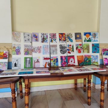 „Culorile copilăriei” expoziție de desene la Palatul Cultural „Minerul” din Lupeni