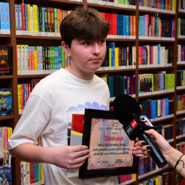 Tânărul Bogdan Mihai Doncea din Beriu, premiat la Biblioteca județeană „Ovid Densușianu” pentru calitatea de fidel cititor de carte