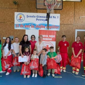 „Micii sanitari” premiați de Crucea Roșie la Petroșani