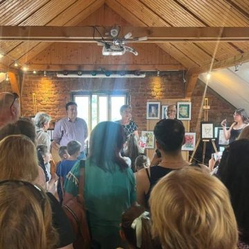 Artiști în devenire de la Cercul de pictură al Clubului Copiilor Valea Jiului la primul vernisaj într-o galerie de artă