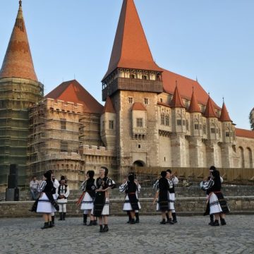 Asociația Ținutul Momârlanilor, prezență de succes de Ziua Universală a IEI la Castelul Corvinilor