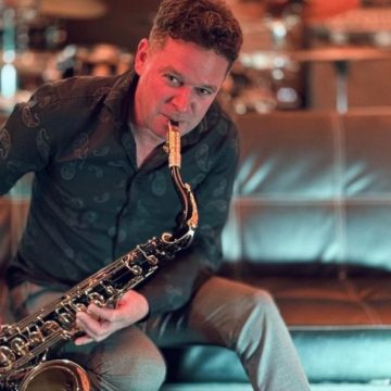 Cosmin Miron aduce sunetul saxofonului pe terasa Aztek Caffe