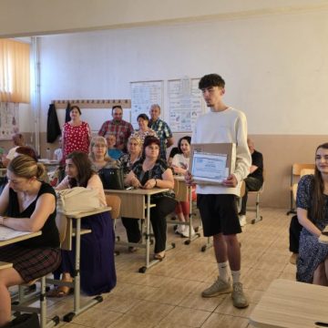 Un laptop pentru cel mai bun elev al Liceului Tehnologic „Dimitrie Leonida” din Petroșani