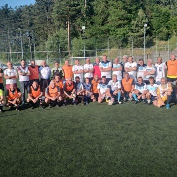Întrecere fotbalistică între simbolurile Petroșaniului: fotbaliștii Jiului și profesorii Universității