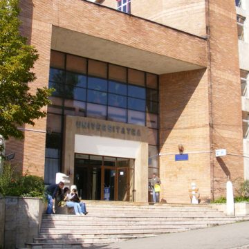 Expoziție aniversară semicentenară a colecționarilor de insigne la Universitatea din Petroșani