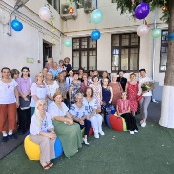 Arta populară, sursă de inspirație pentru artiștii de la Cercul de pictură „Curcubeu” al Bibliotecii județene „Ovid Densușianu”