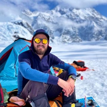 Alpinistul Adrian Ahrițculesei a ales să amâne cucerirea Vârfului McKinley după ce riscul de avanșe a crescut în munții din Alaska