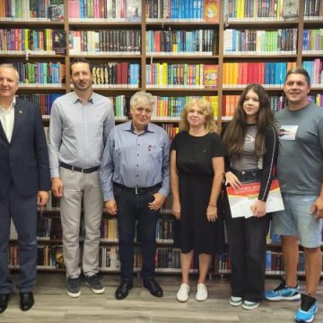 Eleva Flavia-Ștefania Ștefănic din comuna Râu de Mori, laureata premiului pentru cel mai consecvent cititor