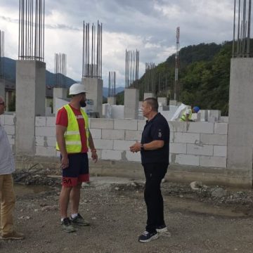 Două noi blocuri de locuințe se ridică la Uricani