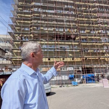 Ritm de lucru susținut la anveloparea blocurilor 85 și 89 din centrul Petroșaniului