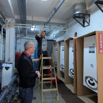 Centrale noi, pentru eficiență și confort, la Bazinul de înot din Petroșani