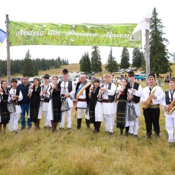 Sărbătoare cu credință și recunoștință la Hramul Schitului „Sf. Ilie” și Nedeia din Poiana Muierii, tradiție multiseculară a momârlanilor petrileni