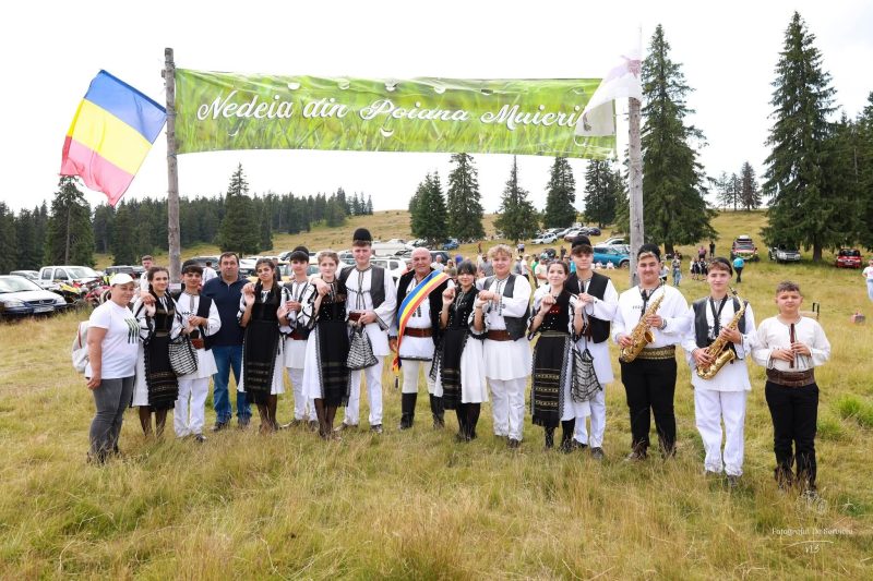 Sărbătoare cu credință și recunoștință la Hramul Schitului „Sf. Ilie” și Nedeia din Poiana Muierii, tradiție multiseculară a momârlanilor petrileni