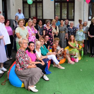 Pasteluri de vară într-o nouă expoziție de artă plastică la Biblioteca județeană „Ovid Densușianu”