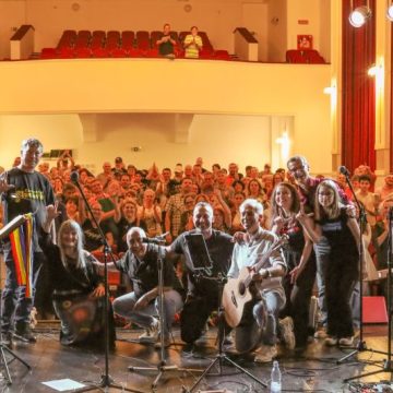 Emoții, bucurie, prietenie la spectacolul aniversar al celor 35 de ani de Cenaclu Flacăra ai remarcabilului cantautor lupenean Florin Paul Camen