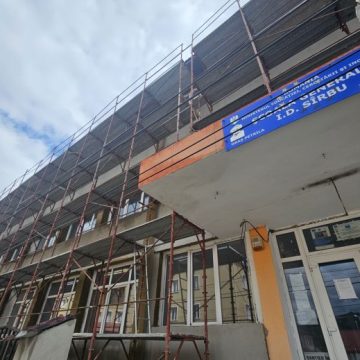 Progres fizic de 70% pentru lucrările de reabilitare a Școlii „I.D.Sîrbu” din Petrila