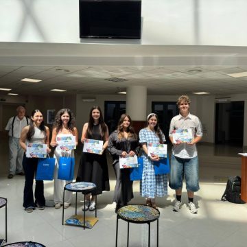 Studenții arhitecți de la UPT au realizat măsuțe-mozaic în „Competiția culorilor Mapei”