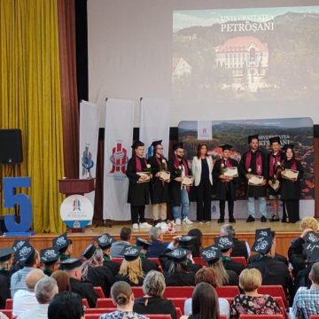 Emoții și satisfacții pentru absolvenții promoției 2025 de la Facultatea de Inginerie Mecanică și Electrică a Universității din Petroșani