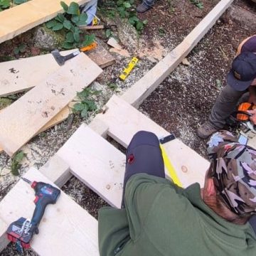 Scările de acces spre Cascada Lolaia din Retezat au fost reabilitate