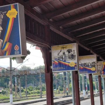 August 2025 este ultima lună în care mai puteți vedea panourile luminoase dedicate Marii Uniri, în expoziția inedită din Gara CFR Petroșani