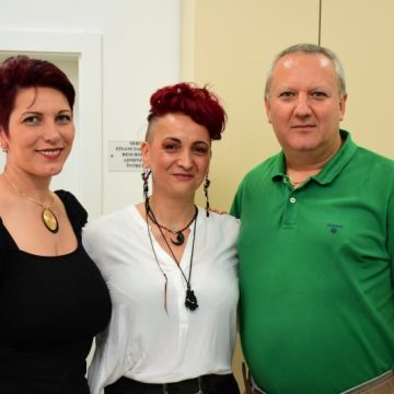 „Chipuri și universuri interioare”, expoziție personală de artă plastică semnată Ina Camelia Rusu, la Biblioteca județeană „Ovid Densușianu” din Deva