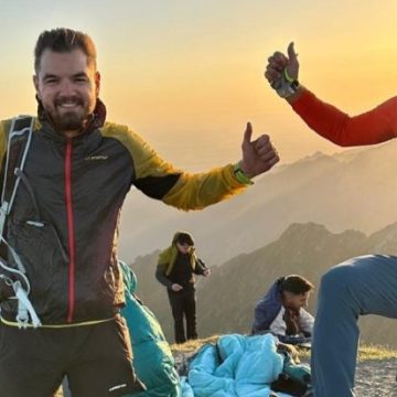 Performanță de excepție pentru doi alpiniști din Valea Jiului: 8 vârfuri de peste 2500 m cucerite în mai puțin de 24 de ore