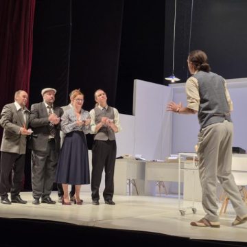 Primul gong al stagiunii 2025-2026 la Teatrul din Petroșani aduce pe scenă „Opinia publică”