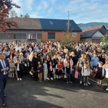 Primarul Lucian Resmeriță prezintă investițiile în educație realizate la Lupeni și se declară solidar cu protestele de la debutul noului an școlar