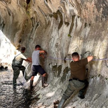 Traseul de via ferrata de la Cheile Băniței a fost consolidat de rangerii de la Parcul Natural „Grădiștea Muncelului – Cioclovina”