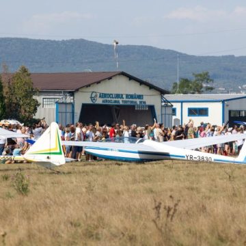 Sărbătoare aeronautică pe cerul Devei la semicentenarul Aeroclubului Teritorial „Constantin Manolache”